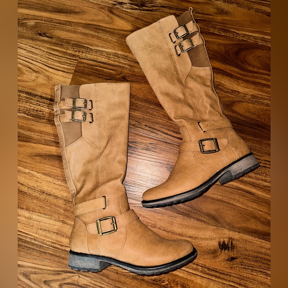 Bare Traps size 8 boots